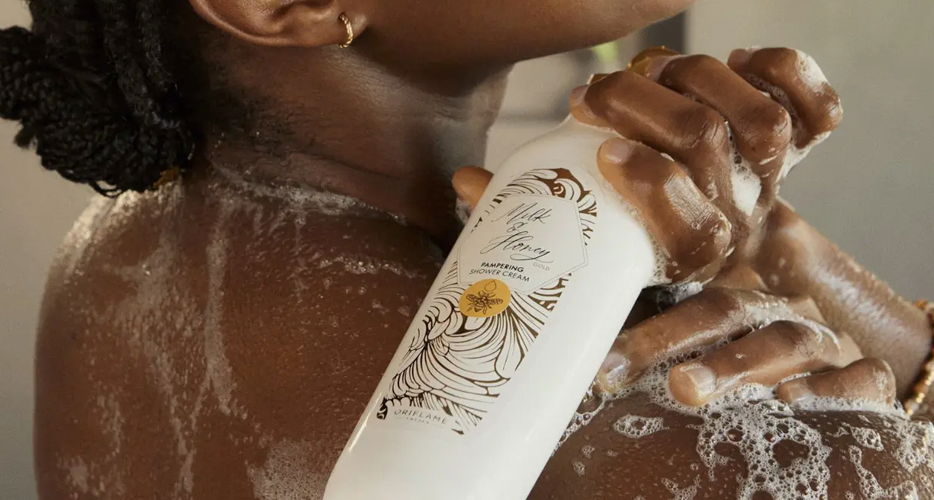 A Oriflame apresenta uma coleção completa de produtos de banho e corpo, desenvolvidos com ingredientes de origem natural para hidratar, refrescar e cuidar da pele. Descubra géis de duche revigorantes, cremes hidratantes, loções corporais e esfoliantes que transformam a rotina diária de cuidado pessoal. Consulte o catálogo Oriflame Portugal e faça já a sua encomenda online com o consultor Orimanu, aproveitando promoções e descontos exclusivos.